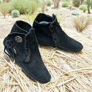 Minnetonka Womens Black Suede 2 Etched Silver Button Moccasins Boots Size 8